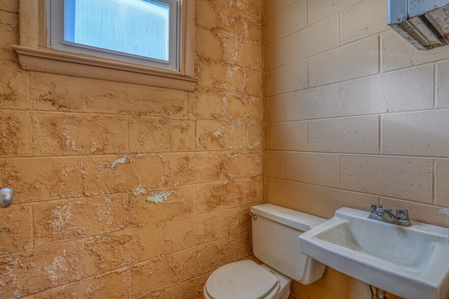 More Photos Of 6975 Old Beach Rd, Frederica Auto Repair For Sale