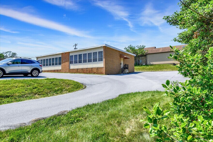 More Photos Of 104 N 7th St, Lemoyne Office For Sale