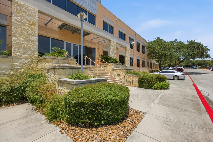 More Photos Of 300 E Sonterra Blvd, San Antonio Unknown For Lease