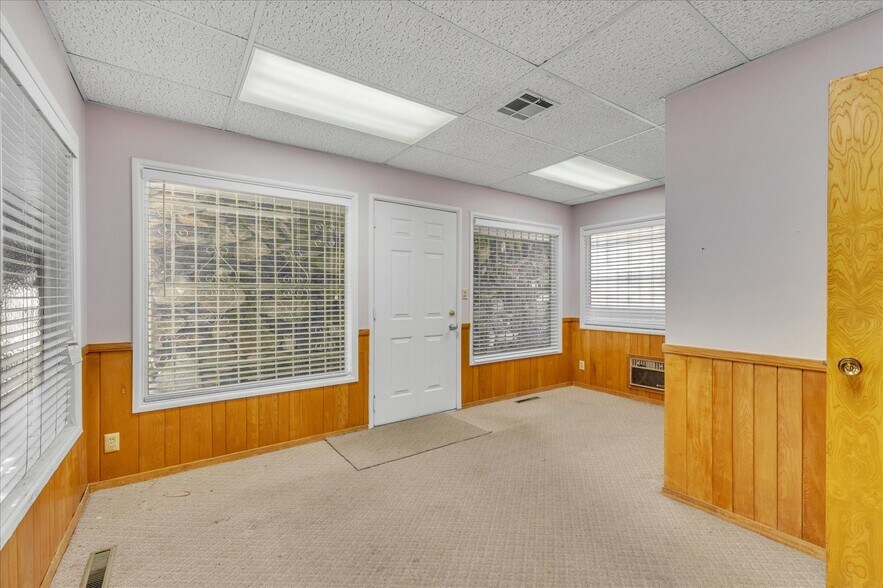 More Photos Of 18032 Ventura Blvd, Encino Medical For Lease