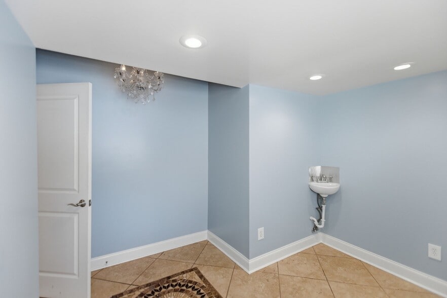 More Photos Of 211 29th Ave N, Nashville Freestanding For Lease