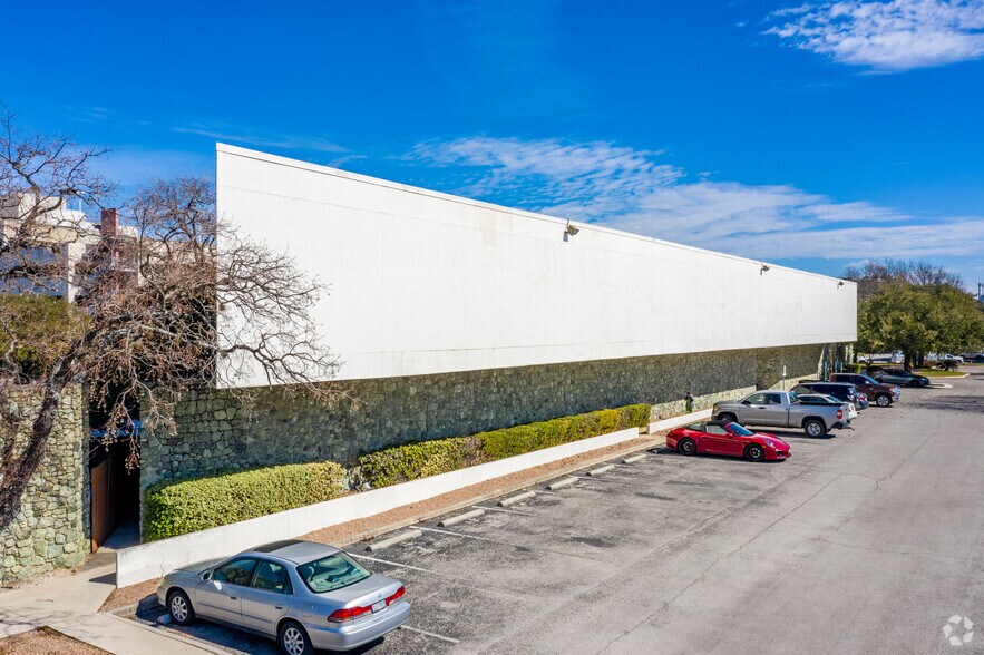 More Photos Of 8601 Village Dr, San Antonio Medical For Lease