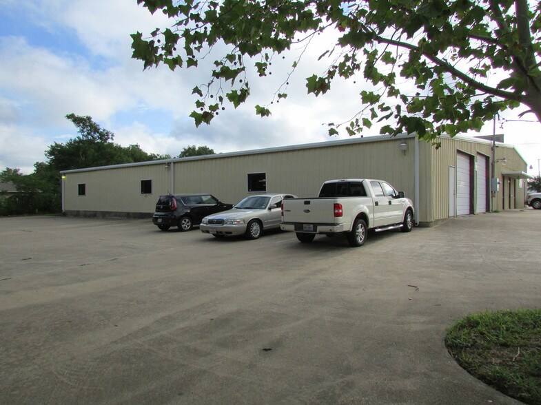 More Photos Of 223 W Danieldale Rd, Dallas Light Distribution For Sale