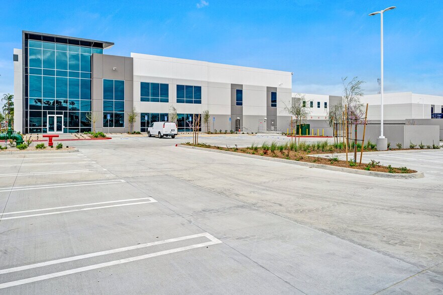 More Photos Of 3071 E Coronado St, Anaheim Warehouse For Lease