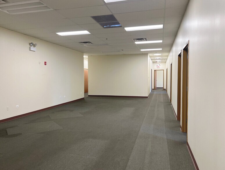 More Photos Of 1010-1050 Sesame St, Bensenville Warehouse For Lease