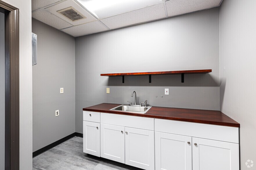 More Photos Of 4240 Blue Ridge Blvd, Kansas City Office For Lease