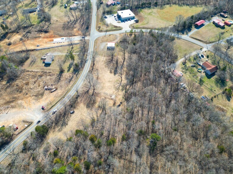 More Photos Of 2815 TN-49 Hwy, Charlotte Auto Repair For Sale