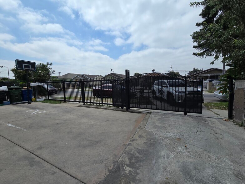 More Photos Of 225 E 74th St, Los Angeles Apartments For Sale