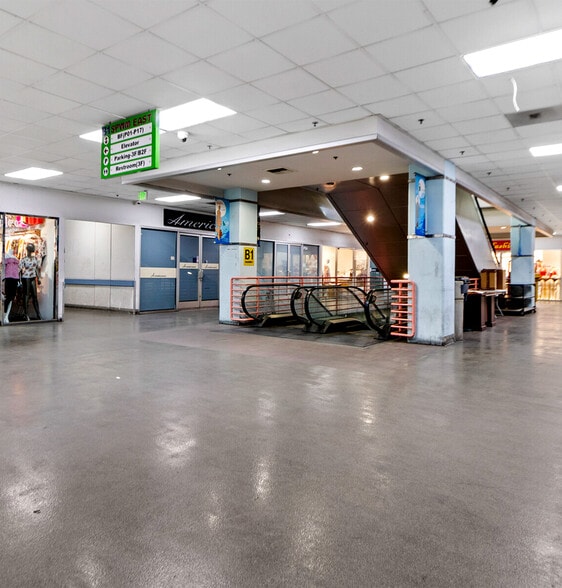 More Photos Of 1015 Crocker St, Los Angeles Storefront For Sale