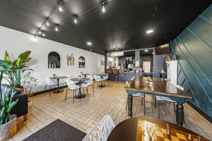 More Photos Of 239 SE G St, Grants Pass General Retail For Sale