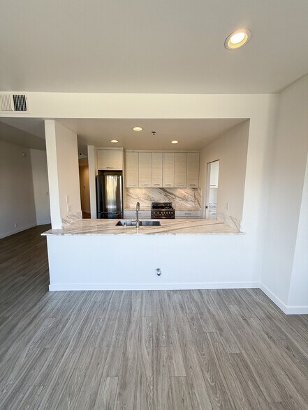 More Photos Of 8600 Burton Way, Los Angeles Apartments For Sale