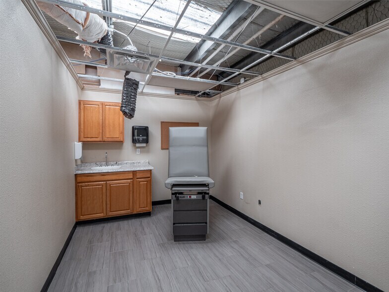 More Photos Of 1101 N Strong Blvd, Mcalester Office For Sale