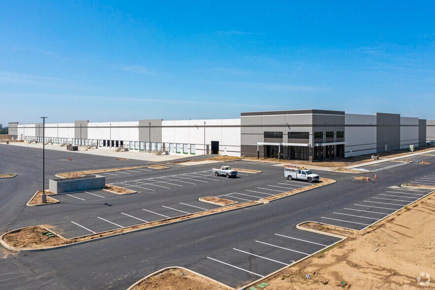 More Photos Of 8115 W Riggin Rd, Visalia Warehouse For Lease