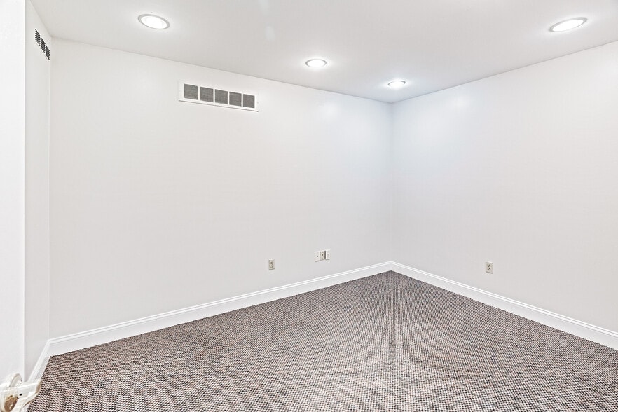 More Photos Of 5201-5215 W Woodmill Dr, Wilmington Medical For Sale