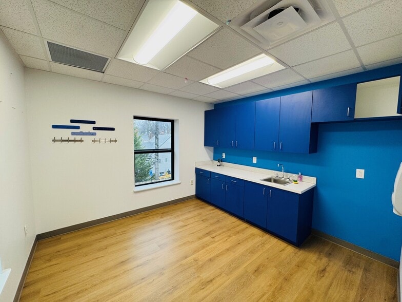 More Photos Of 603 W Broad St, Falls Church Storefront Retail Office For Lease