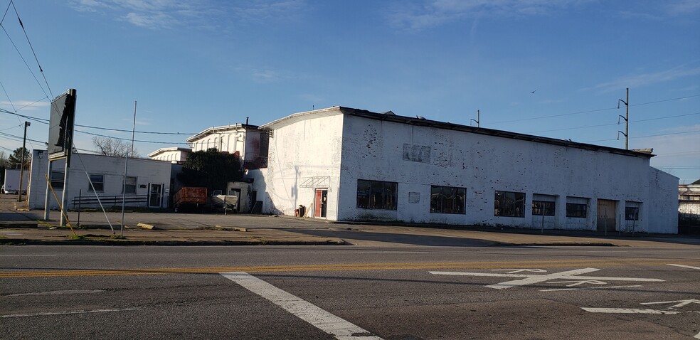 Primary Photo Of 500 Confederate Ave, Portsmouth Distribution For Sale