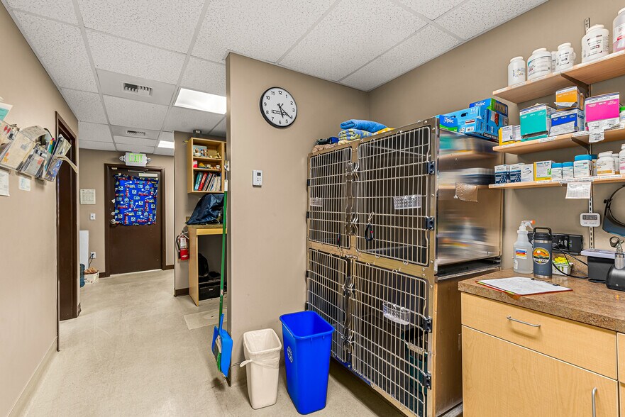 More Photos Of 10 N Chelan Ave, Wenatchee Veterinarian Kennel For Lease