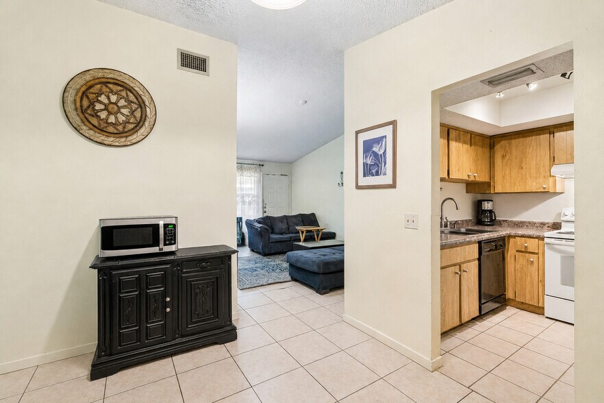 More Photos Of 3132 Bloomingdale Villas Ct, Brandon Apartments For Sale