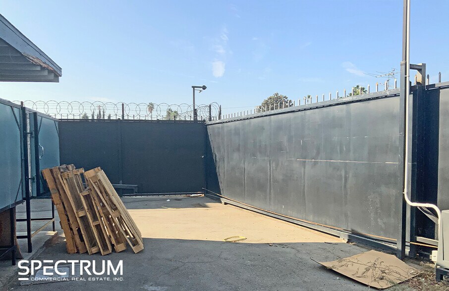 More Photos Of 14743-14745 Arminta St, Van Nuys Warehouse For Lease