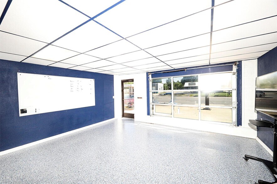 More Photos Of 406 W Wise St, Bowie Industrial For Sale