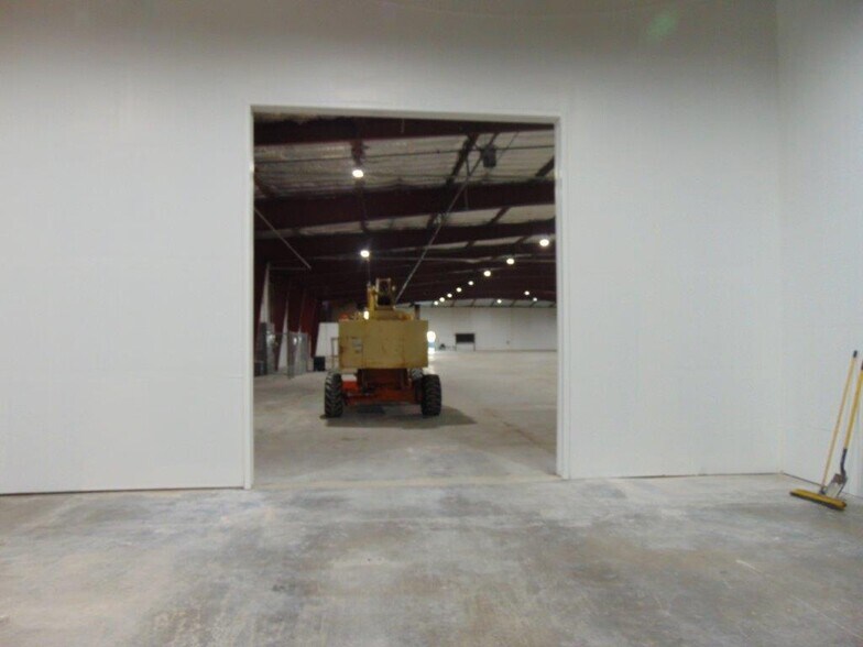 More Photos Of 250 Walsh Ave, Hamilton City Distribution For Sale