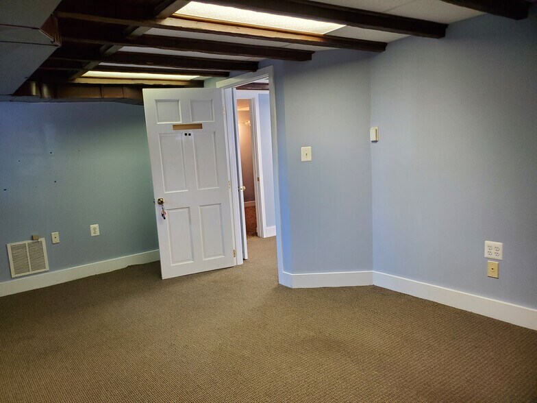 More Photos Of 19 E Market St, Leesburg Office For Lease