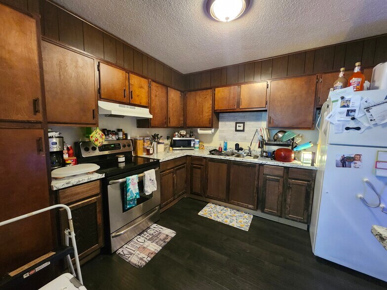 More Photos Of 204 3rd St SW, Rake Apartments For Sale