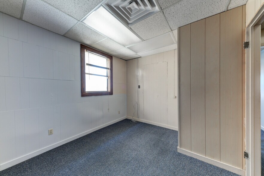 More Photos Of 113 W Lindbergh Blvd, Universal City Service For Sale