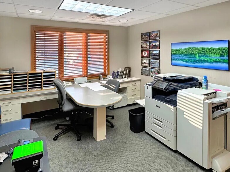 More Photos Of 601 Jewett St, Marshall Office For Sale