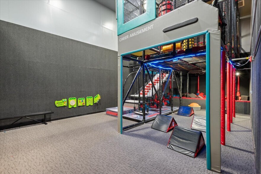 More Photos Of 7 S 4th St, Council Bluffs Health Club For Sale