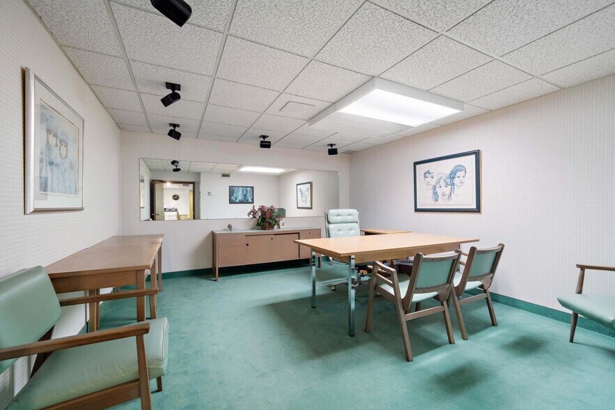 More Photos Of 600Z-600AZ St Franchère, Laval Freestanding For Sale