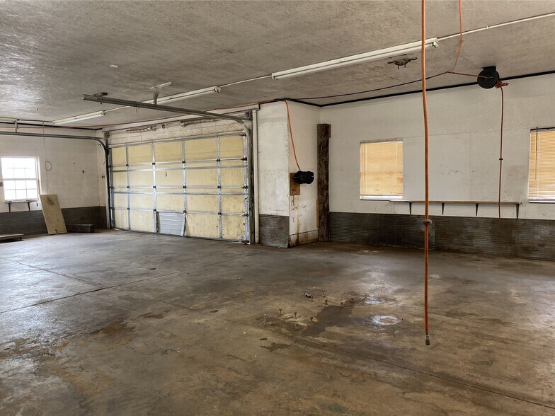 More Photos Of 13433 NW Expressway, Piedmont Flex For Lease