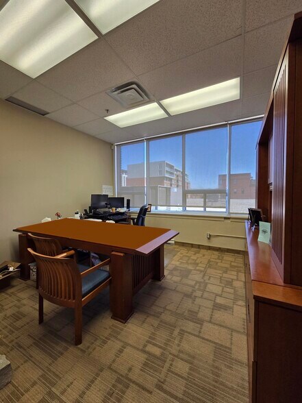 More Photos Of 4360 Ch de la Côte-de-Liesse, Mt Royal Showroom For Lease