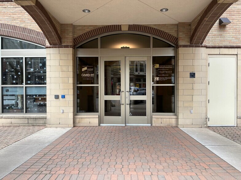 More Photos Of 85 E 8th St, Holland Medical For Lease