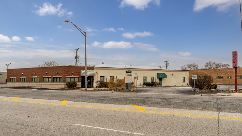 Primary Photo Of 4650 Southwest Hwy, Oak Lawn Medical For Sale
