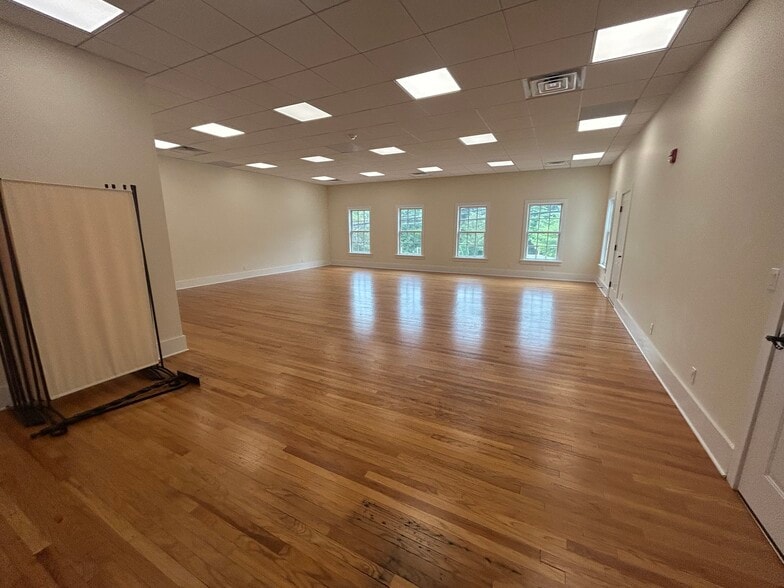More Photos Of 6 Glen Rd, Sandy Hook Storefront For Lease