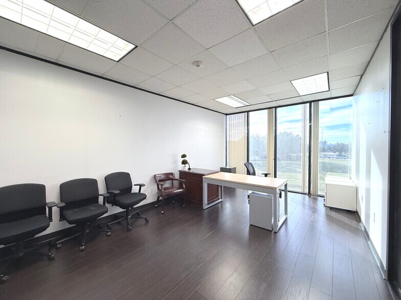 More Photos Of 6100 Corporate Dr, Houston Office For Sale