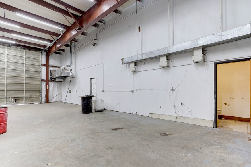 More Photos Of 1210 S El Paso St, Colorado Springs Warehouse For Lease