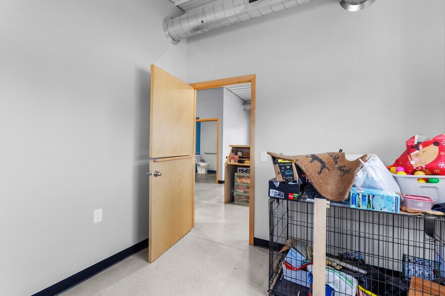 More Photos Of 390 Progress Dr, Cottage Grove Veterinarian Kennel For Sale