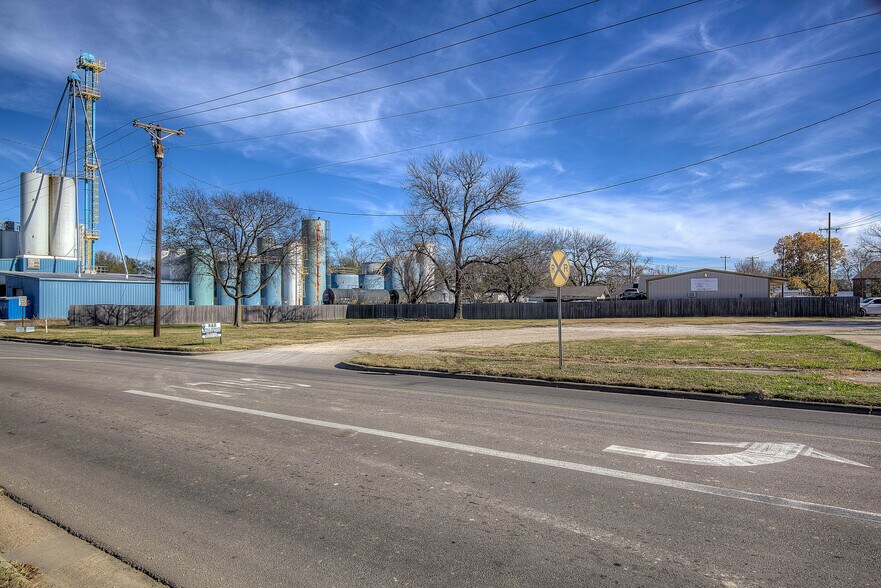 More Photos Of 845 Main St, Sulphur Springs Land For Sale