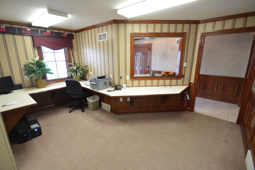 More Photos Of 10314 Main St, New Middletown Flex For Lease