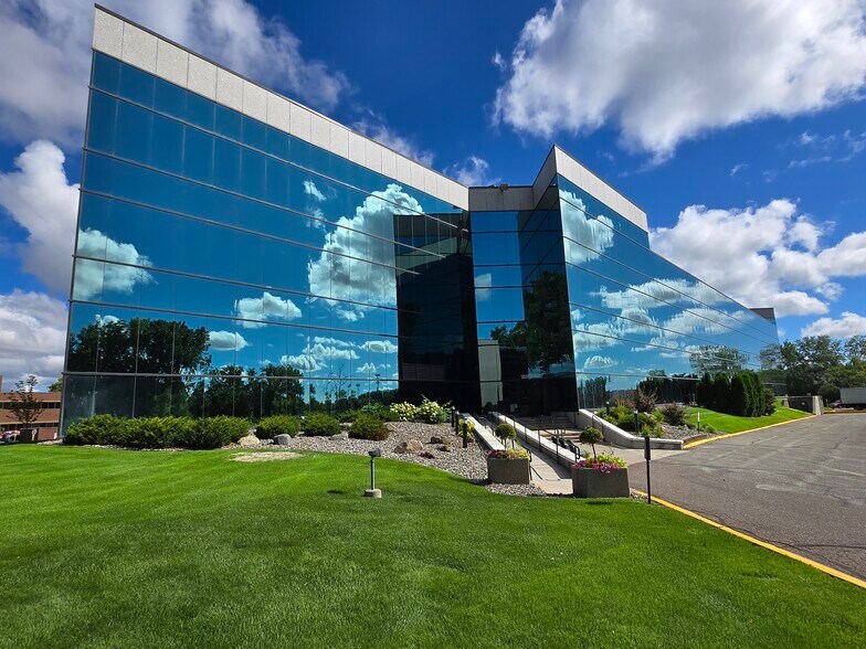 More Photos Of 7100 Northland Cir N, Brooklyn Park Office For Lease