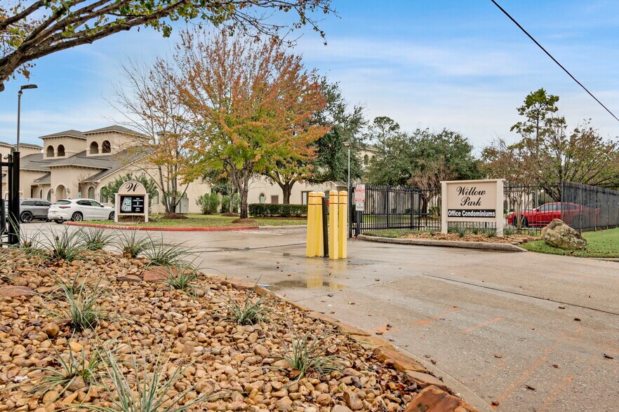 More Photos Of 12818 Willow Centre, Houston Office Residential For Sale