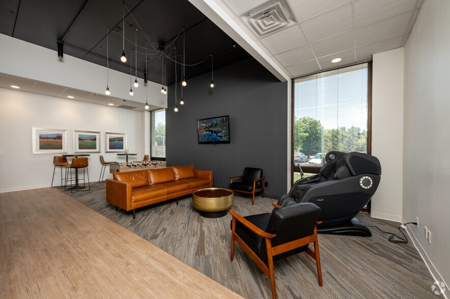 More Photos Of 3901 W 86th St, Indianapolis Office For Lease