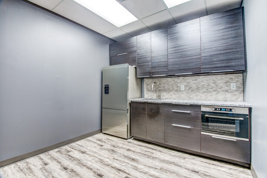 More Photos Of 14875 Landmark Blvd, Addison Office For Sale