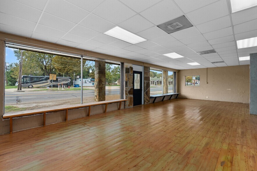 More Photos Of 605 E Broadway St, Jefferson General Retail For Sale