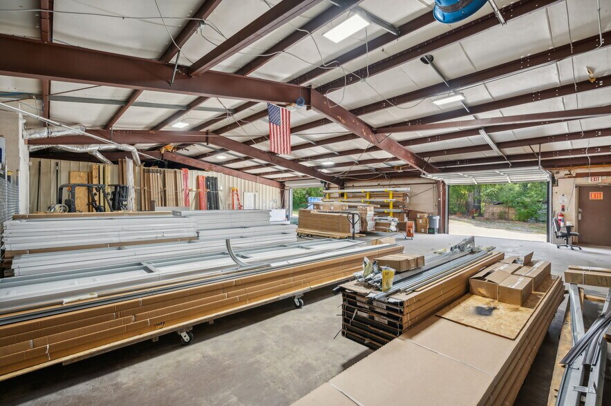 More Photos Of 4228 Main St, Oakwood Showroom For Lease