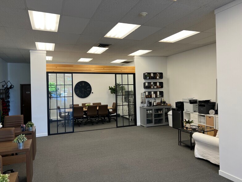 More Photos Of 20 NW 2nd St, Gresham Storefront Retail Office For Sale