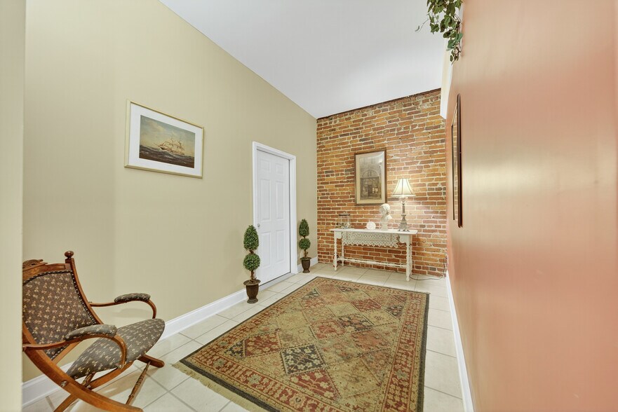 More Photos Of 109 7th Ave E, Springfield Flex For Sale