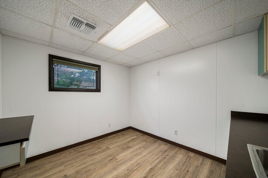 More Photos Of 700 S Main St, Grove Medical For Sale